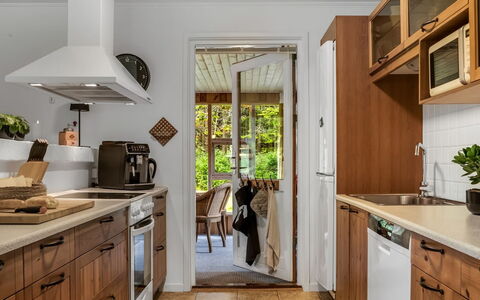 Linnea - from the Sea: Køkken, Countertop, Cabinetry, Møbel, Køkken Apparat, Gulvbelægning, Indretning, Træ, Større Bandage, Etage