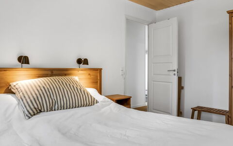 Linnea - from the Sea: Møbel, Soveværelse, Indretning, Seng, Træ, Gulvbelægning, Etage, Sengetøj, Loft, Sengetøj