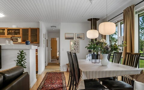 Linnea - from the Sea: Møbel, Indretning, Lysarmatur, Gulvbelægning, Træ, Loft, Lysekrone, Stol, Spisestue, Etage