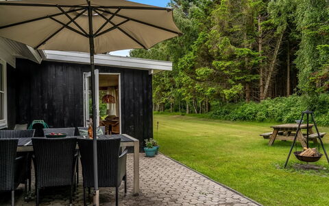 Linnea - from the Sea: Træ, Busk, Hjem, Sommerhus, Tag, Hus, Have, Land Lot, Sidespor, Udendørs Møbler