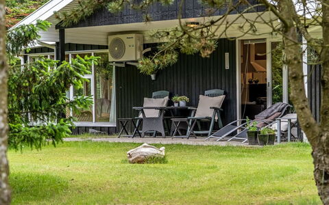 Linnea - from the Sea: Hus, Hjem, Sommerhus, Busk, Lawn, Have, Bunddække, Skygge, Gård, Sidespor