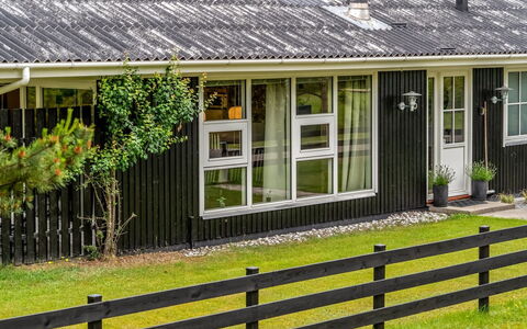 Linnea - from the Sea: Træ, Hus, Hjem, Sommerhus, Tag, Sidespor, Bunddække, Veranda, Dør, Have