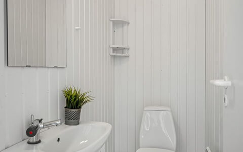 Thorke - 700M from the Sea: Sanitærarmatur, Indretning, Badeværelse, Håndvask, Gulvbelægning, Toiletbræt, Etage, Toilet, Tap, Vvs