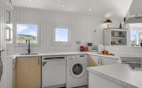 Thorke - 700M from the Sea: Gulvbelægning, Loft, Etage, Større Bandage, Værelse, Køkken, Countertop, Håndvask, Husholdningsapparat, Cabinetry