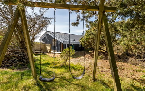 Thorke - 700M from the Sea: Træ, Land Lot, Sollys, Vedplante, Skygge, Have, Svinge, Woodland, Parkere, Landscaping