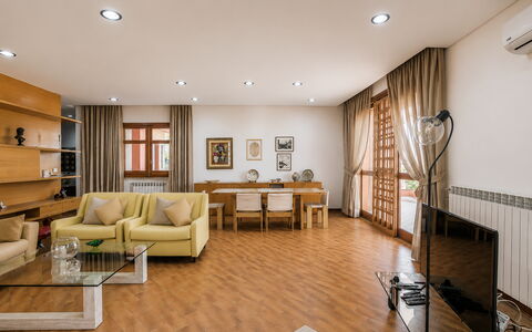 Villa Billona: Møbel, Indretning, Gulvbelægning, Etage, Couch, Træ, Loft, Værelse, Stue, Bord