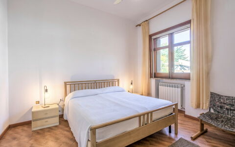 Villa Billona: Seng, Indretning, Soveværelse, Etage, Træ, Loft, Gulvbelægning, Værelse, Sengetøj, Sengetøj