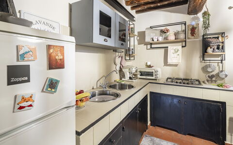 La Casa del Grillo Parlante: Køkken, Køkken Apparat, Countertop, Større Bandage, Indretning, Møbel, Komfur, Cabinetry, Husholdningsapparat, Gulvbelægning