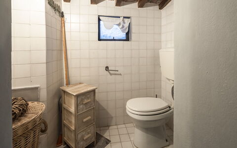 La Casa del Grillo Parlante: Toiletbræt, Væg, Sanitærarmatur, Toilet, Badeværelse, Gulvbelægning, Etage, Indretning, Vvs, Flise