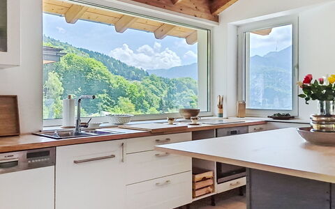 Mondsee Retreat: Indretning, Køkken, Countertop, Træ, Gulvbelægning, Møbel, Køkkenvask, Køkken Apparat, Loft, Sanitærarmatur