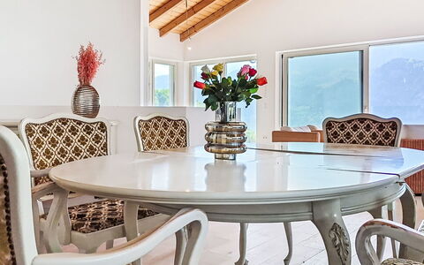 Mondsee Retreat: Møbel, Indretning, Bord, Gulvbelægning, Træ, Spisestue, Etage, Stol, Køkken & Spisebord, Belysning