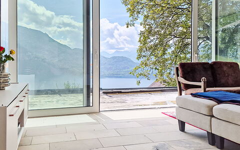 Mondsee Retreat: Gulvbelægning, Etage, Møbel, Indretning, Stol, Stue, Bord, Couch, Trægulve, Værelse