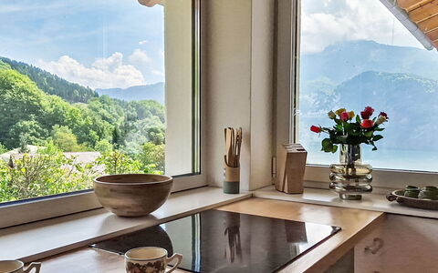 Mondsee Retreat: Indretning, Møbel, Værelse, Loft, Glas, Stol, Køkken & Spisebord, Stueplante, Countertop, Serveware