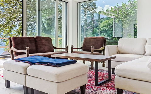 Mondsee Retreat: Møbel, Couch, Indretning, Gulvbelægning, Etage, Stue, Træ, Bord, Værelse, Stol
