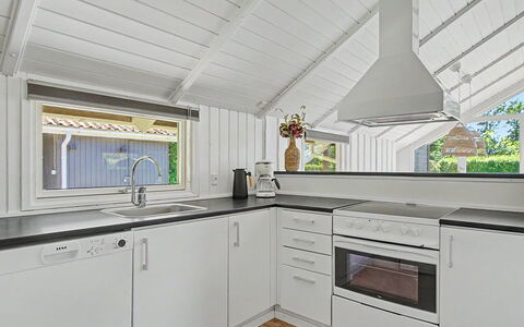 Troen - 400M from the Sea: Gulvbelægning, Køkken, Træ, Loft, Indretning, Etage, Countertop, Større Bandage, Cabinetry, Køkken Apparat