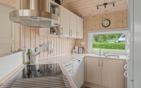 Wilma - 220M from the Sea: Træ, Køkken, Countertop, Indretning, Gulvbelægning, Køkken Apparat, Loft, Cabinetry, Etage, Sanitærarmatur