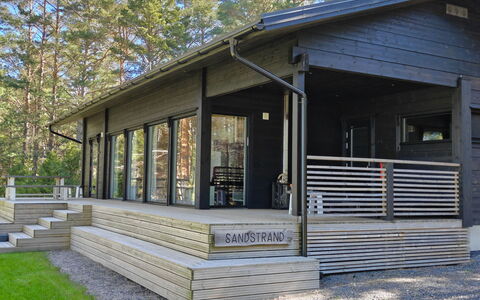 Sandstrand: Træ, Veranda, Sidespor, Hjem, Dør, Sommerhus, Dæk, Hårdttræ, Skygge, Garden Bygninger