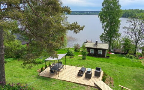 Villa Aurinkorinne: Græs, Busk, Land Lot, Landdistrikt, Sommerhus, Lawn, Have, Gård, Backyard