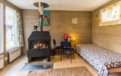 Kipinä: Møbel, Indretning, Gulvbelægning, Etage, Træ, Loft, Værelse, Belysning, Stue, Lysarmatur