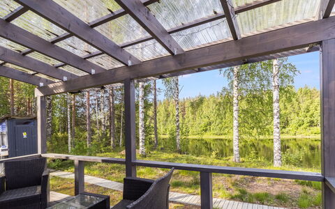 Kipinä: Glas, Metal, Skygge, Dagslys, Hårdttræ, Dæk, Udendørs Struktur, Veranda, Bjælke, Eco Hotel