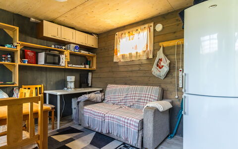Kipinä: Træ, Møbel, Gulvbelægning, Etage, Værelse, Indretning, Bejdse, Couch, Hårdttræ, Stue