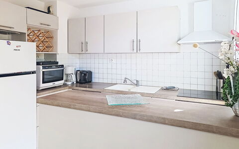 Nautica: Køkken, Køkken Apparat, Gulvbelægning, Større Bandage, Countertop, Indretning, Etage, Træ, Cabinetry, Møbel