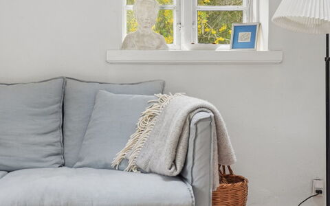Nadica - 415M from the Sea: Møbel, Indretning, Pude, Couch, Textile, Throw Pillow, Etage, Gulvbelægning, Stue, Pude