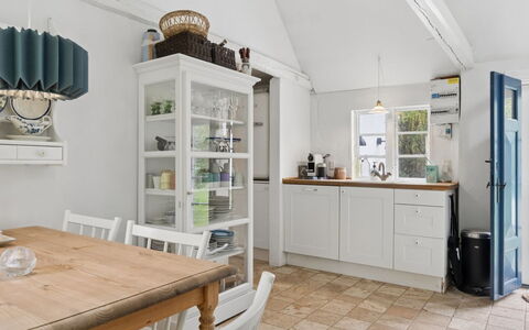 Nadica - 415M from the Sea: Møbel, Indretning, Gulvbelægning, Cabinetry, Etage, Træ, Loft, Værelse, Køkken, Skab