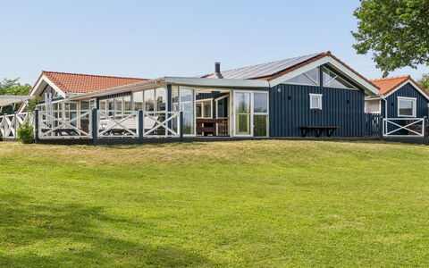 Saku - 375M from the Sea: Tag, Hjem, Sommerhus, Almindeligt, Estate, Veranda, Skygge, Stuehus, Lawn, Sidespor