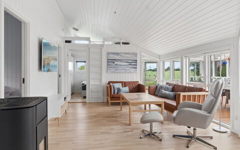 Saku - 375M from the Sea: Indretning, Gulvbelægning, Træ, Etage, Loft, Møbel, Couch, Trægulve, Stue, Hjem