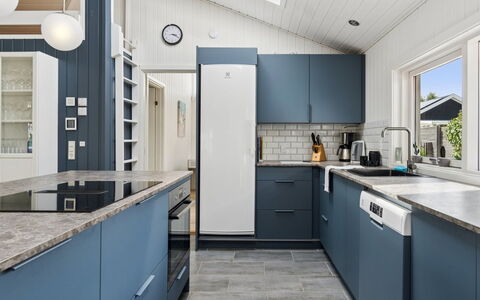 Saku - 375M from the Sea: Cabinetry, Gulvbelægning, Indretning, Køkken Apparat, Countertop, Køkken, Møbel, Større Bandage, Etage, Loft