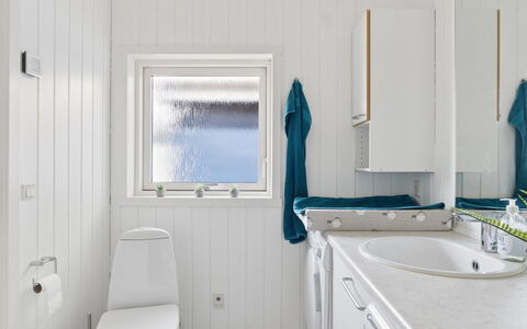 Saku - 375M from the Sea: Sanitærarmatur, Gulvbelægning, Etage, Håndvask, Tap, Toilet, Vvs, Badeværelse, Loft, Toiletbræt