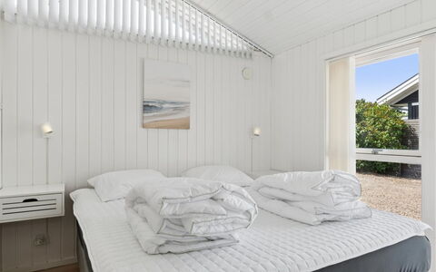 Saku - 375M from the Sea: Soveværelse, Loft, Seng, Sengetøj, Sengetøj, Hårdttræ, Design, Planke, Bed Frame, Dagslys