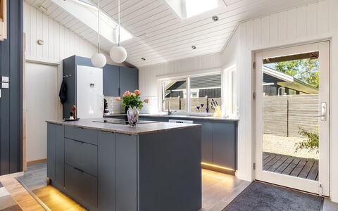 Saku - 375M from the Sea: Træ, Gulvbelægning, Indretning, Køkken, Loft, Etage, Countertop, Trægulve, Køkken Apparat, Cabinetry