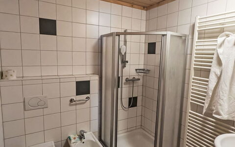 Karoline: Sanitærarmatur, Gulvbelægning, Etage, Indretning, Badeværelse, Vvs, Badeværelsesvask, Håndvask, Tap, Værelse