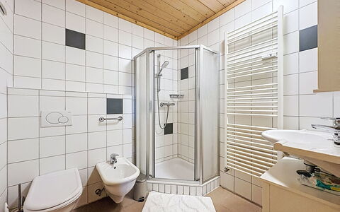 Apartment 5: Indretning, Gulvbelægning, Etage, Værelse, Loft, Sanitærarmatur, Vvs, Badeværelse, Håndvask, Tap