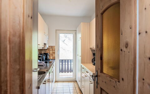 Chesa Minchületta: Countertop, Køkken, Indretning, Træ, Gulvbelægning, Loft, Cabinetry, Etage, Møbel, Værelse