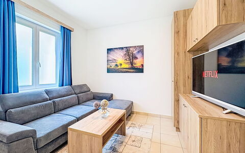 Ferienwohnung Maria: Gulvbelægning, Indretning, Etage, Træ, Møbel, Couch, Værelse, Stue, Trægulve, Lejlighed