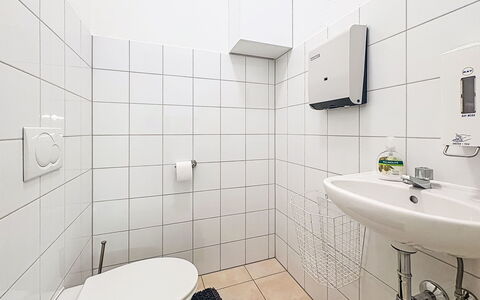 Ferienwohnung Maria: Gulvbelægning, Sanitærarmatur, Etage, Indretning, Badeværelse, Toilet, Toiletbræt, Vvs, Værelse, Tap