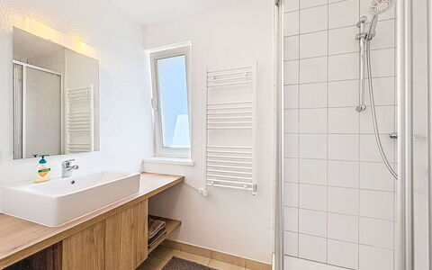 Ferienwohnung Maria: Gulvbelægning, Indretning, Etage, Sanitærarmatur, Væg, Badeværelse, Træ, Loft, Tap, Håndvask