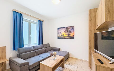 Ferienwohnung Maria: Gulvbelægning, Træ, Indretning, Etage, Møbel, Trægulve, Lejlighed, Couch, Værelse, Stue