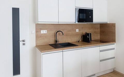 Korzo: Gulvbelægning, Træ, Indretning, Etage, Cabinetry, Countertop, Møbel, Værelse, Køkken, Hjem