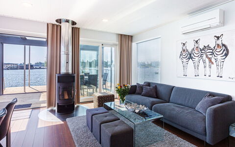 Villa Helmi: Møbel, Indretning, Couch, Gulvbelægning, Loft, Stue, Etage, Hjem, Belysning, Lejlighed
