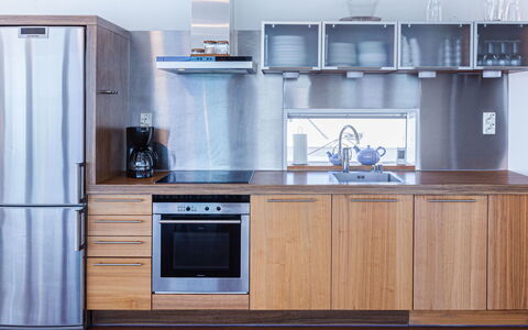 Villa Helmi: Køkken Apparat, Træ, Køkken, Større Bandage, Gulvbelægning, Indretning, Møbel, Countertop, Husholdningsapparat, Cabinetry