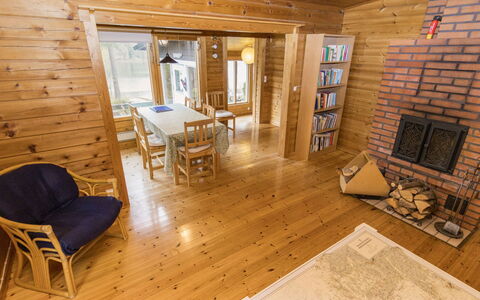Villa Jumalvik: Træ, Gulvbelægning, Etage, Indretning, Loft, Trægulve, Værelse, Møbel, Hårdttræ, Bejdse