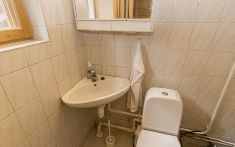 Villa Jumalvik: Toiletbræt, Badeværelse, Sanitærarmatur, Væg, Gulvbelægning, Toilet, Etage, Badeværelsesvask, Håndvask, Vvs