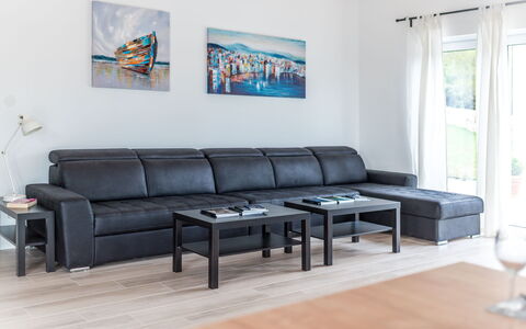 Stella: Møbel, Indretning, Gulvbelægning, Etage, Couch, Træ, Bord, Trægulve, Stue, Værelse