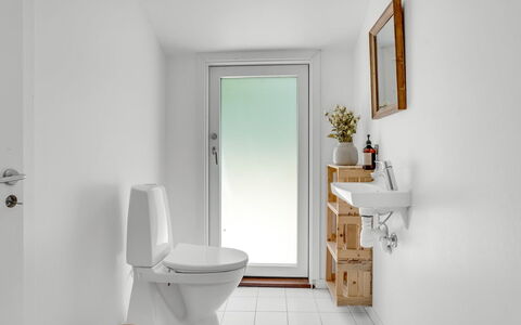 Franki - 1.8Km from the Sea: Gulvbelægning, Toiletbræt, Etage, Toilet, Sanitærarmatur, Badeværelse, Indretning, Vvs, Værelse