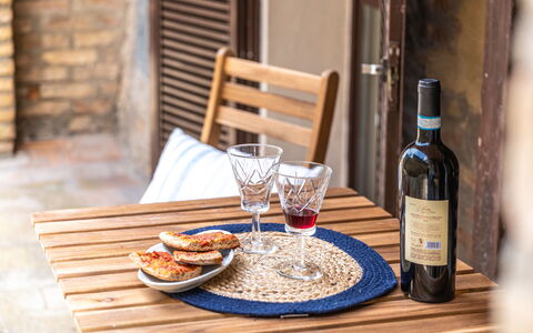 La Terrazza nel Borgo: Møbel, Bordservice, Bord, Drinkware, Serveware, Mad, Tallerkner, Plade, Stol, Dug