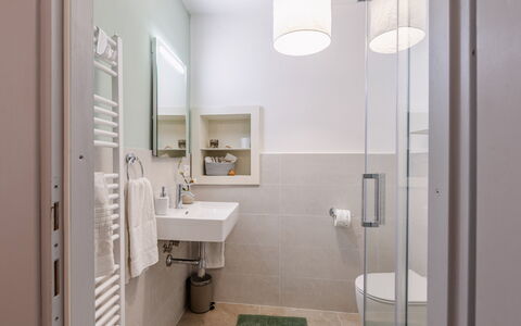 La Terrazza nel Borgo: Indretning, Gulvbelægning, Etage, Badeværelse, Væg, Sanitærarmatur, Træ, Loft, Møbel, Toilet